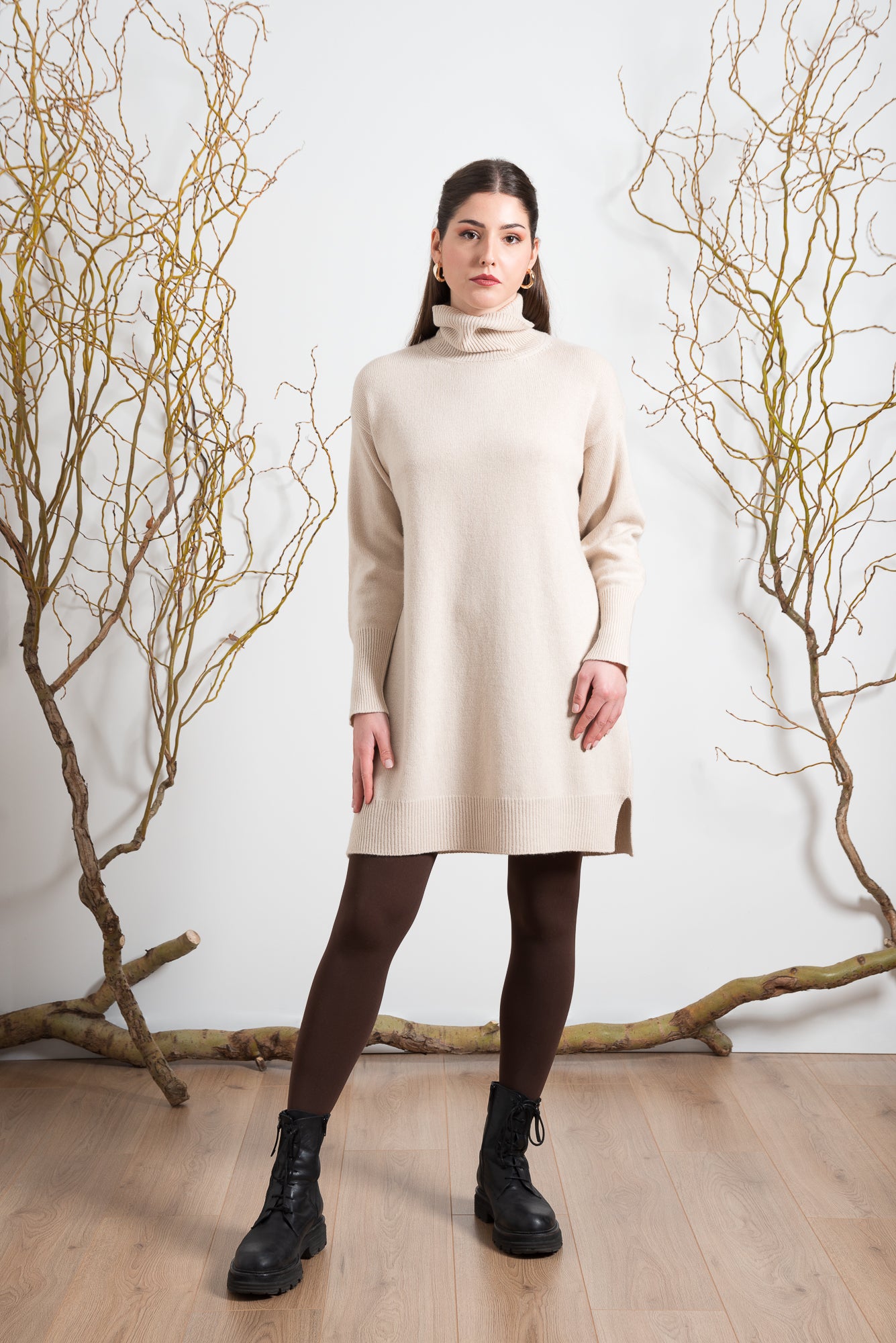 Abito Corto con Collo Alto