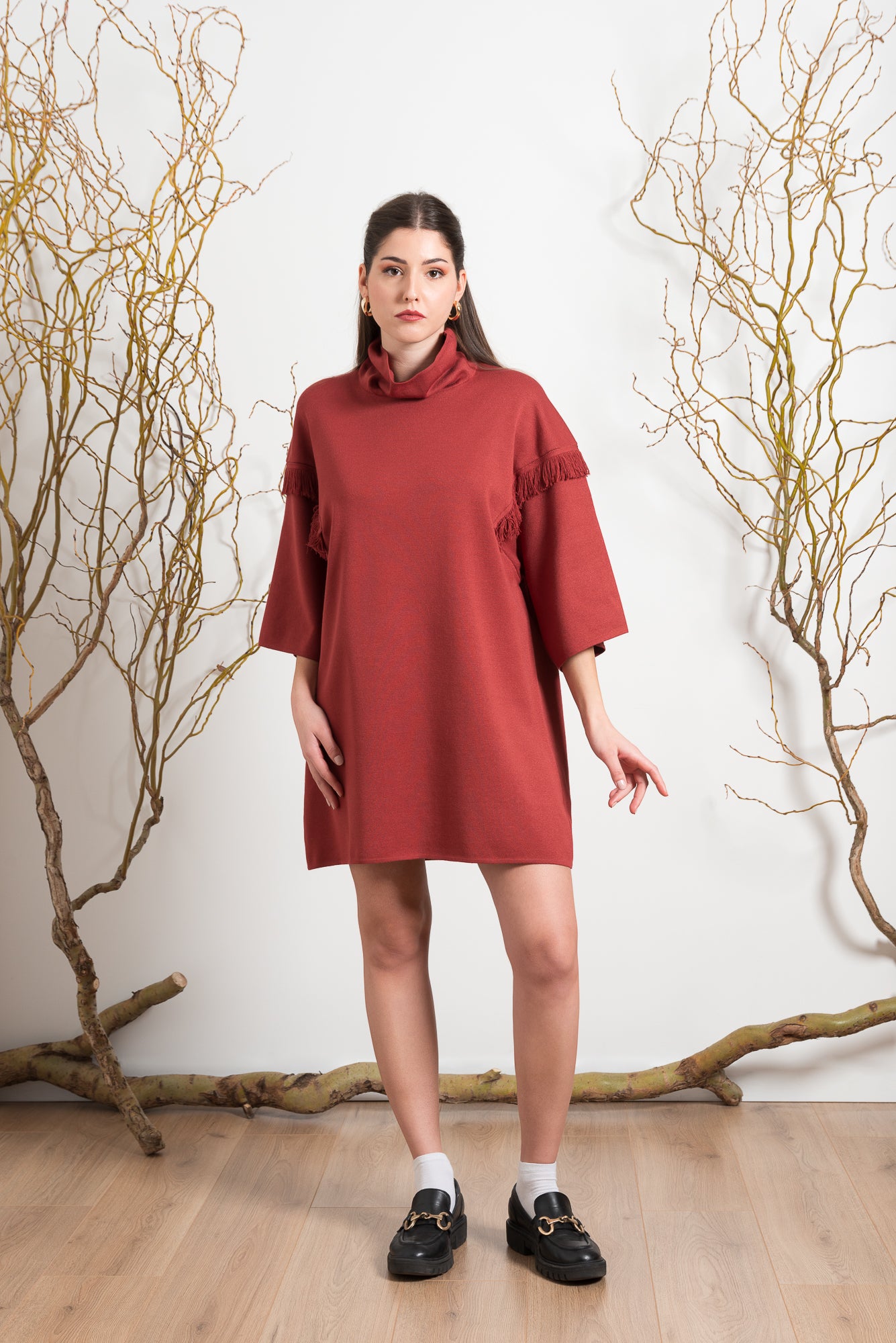 Abito Oversize con Frange e Collo Alto